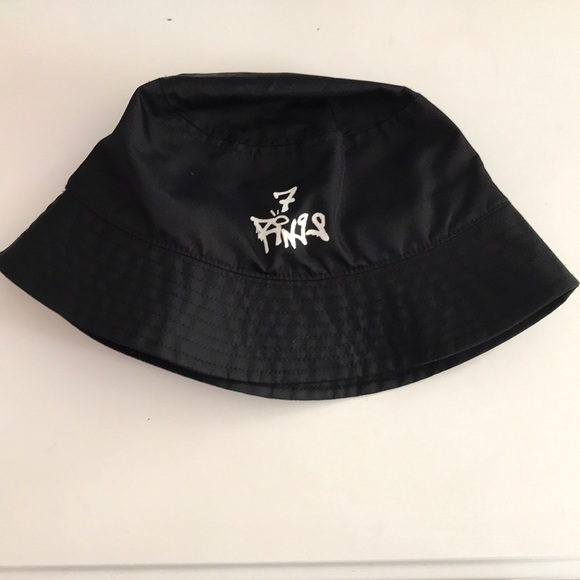 ariana grande bucket hat
